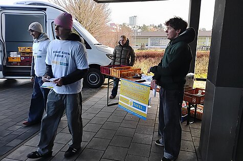 Die Tettnanger KSJ-Gruppe unterstützt die Tettnanger Tafel bei einer „Kauf eins mehr“ Aktion