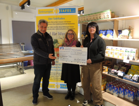 das Foto zeigt Fr. Rudeck, die den Spendenscheck hält, gemeinsam mit Fr. Zwisler und Hr. Nuber von der Tettnanger Tafel.