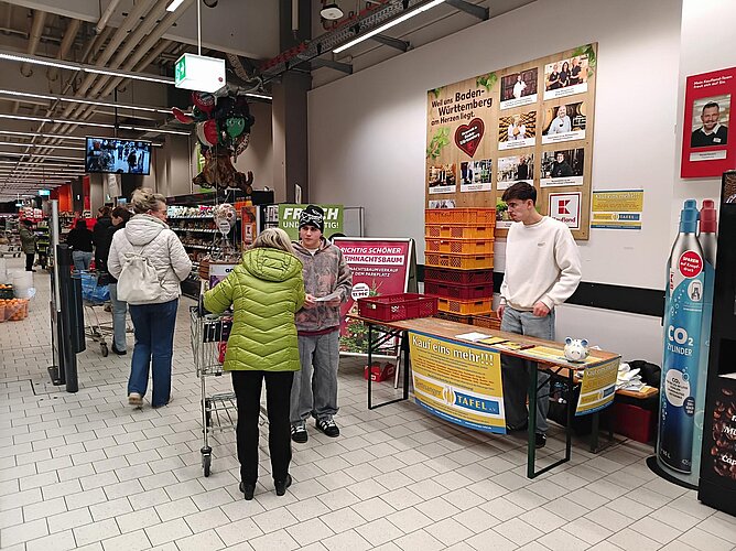Das Foto zeigt Jugendliche der KSJ im Eingang des Kaufland Tettnang