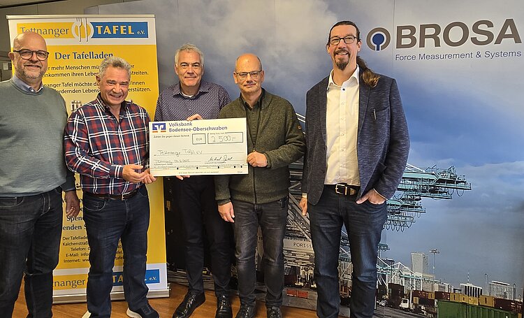Auf dem Bild sieht man verschiedene Männer bei der Spendenübergabe der Fa. Brosa an die Tettnanger Tafel.