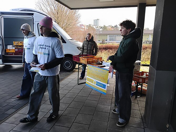 Das Foto zeigt Jugendliche des KSJ im Eingang bei Aldi