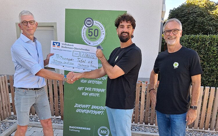 Die Maschinenring-Geschäftsführer Leander Hengge (Mitte) und Hubert Hengge (rechts) übergeben den Spendenscheck über 1.500 € an den Vorstand der Tettnanger Tafel, Erik Manning.