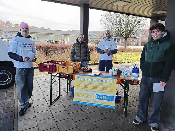 Das Foto zeigt Jugendliche des KSJ im Eingang bei Aldi