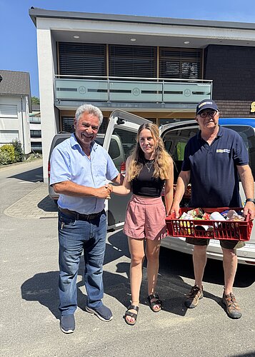 Bild von links nach rechts: Klaus Nuber, Leonie Zehrer, Reinhold Rehm Das Bild zeigt die Lebensmittelübergabe von Leonie Zehrer, Seelsorgeeinheit Meckenbeuren an Klaus Nuber und Reinhold Rehm, Ehrenamtliche der Tettnanger Tafel.